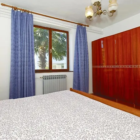 2 Bedroom Beautiful In Porec