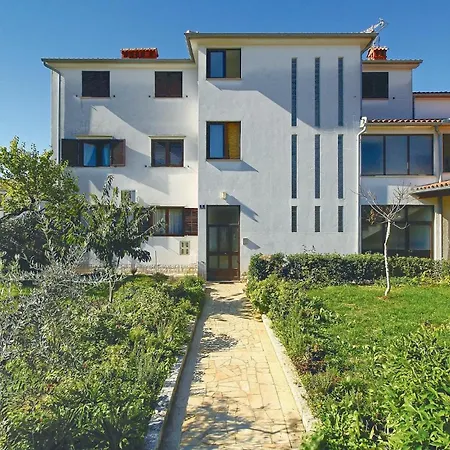 2 Bedroom Beautiful In Apartment *