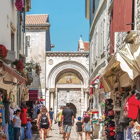 2 Bedroom Beautiful In Apartment Porec