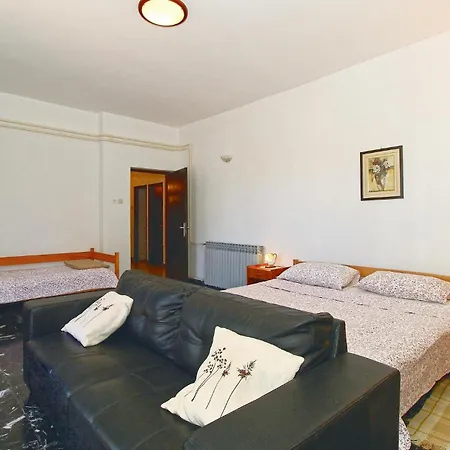 2 Bedroom Beautiful In Apartment Porec